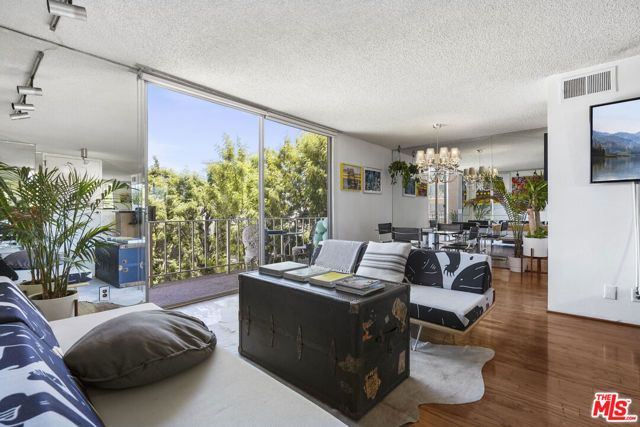 100 S Doheny Drive, Los Angeles CA: https://media.crmls.org/mediaz/43bb8cc8-027a-4a46-96cf-8f971ee23a69.jpg