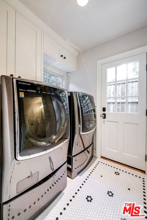 10445 Valley Spring Lane, Toluca Lake CA: https://media.crmls.org/mediaz/43bba858-b8b3-46eb-8faa-6c0dc02ac197.jpg