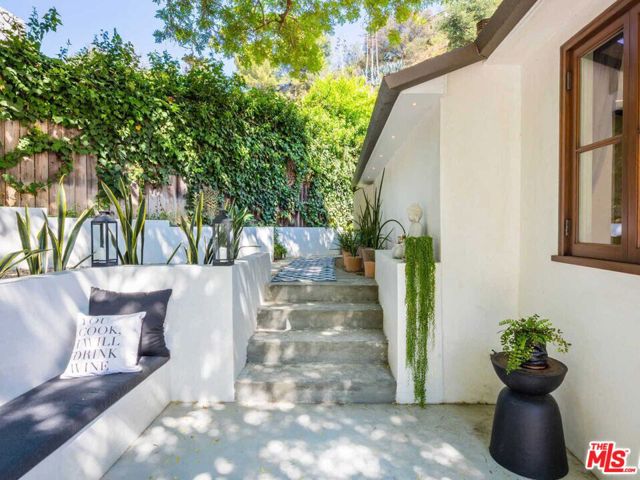 3279 Ledgewood Drive, Los Angeles CA: https://media.crmls.org/mediaz/43bc8666-3db3-4080-839f-a27226288814.jpg