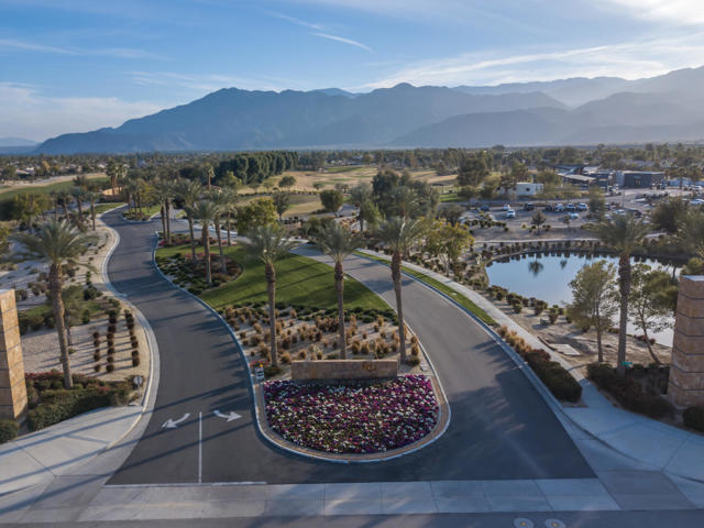 81139 Laguna Court, La Quinta CA: https://media.crmls.org/mediaz/43bcd408-5db1-4c5a-9806-beee09f9ce15.jpg