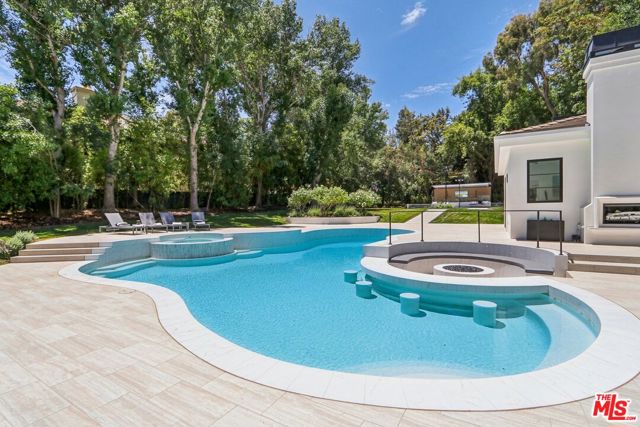 4261 Temma Court, Calabasas CA: https://media.crmls.org/mediaz/43bcd70a-86a3-4122-8610-11d524ee5434.jpg