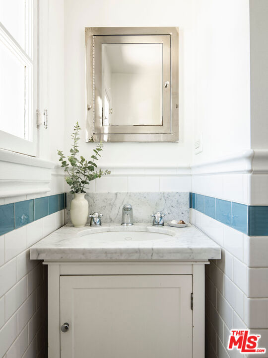 131 S Arden Boulevard, Los Angeles CA: https://media.crmls.org/mediaz/43bd37e9-1f80-4df6-9c93-d1296c7edad4.jpg