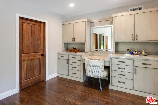 1009 Jeannette Avenue, Thousand Oaks CA: https://media.crmls.org/mediaz/43bd9e32-da86-44c8-9f59-8f83b485ff32.jpg