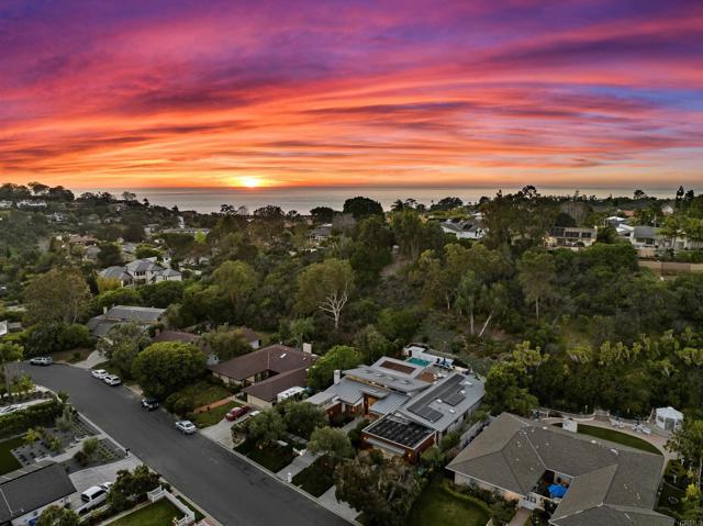 6672 Avenida Andorra, La Jolla CA: https://media.crmls.org/mediaz/43c13886-ec2d-4bd4-b3ce-2a75b476a279.jpg