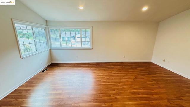 3593 Morningside Dr, Richmond CA: https://media.crmls.org/mediaz/43c1410d-fdc6-4ea5-ae30-67765dd667e4.jpg