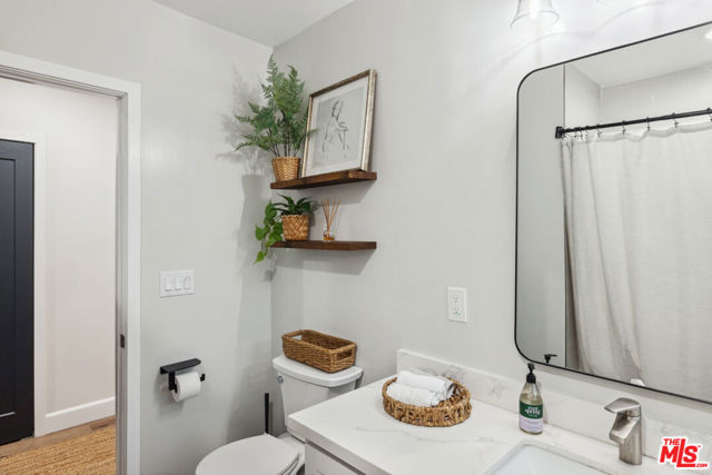 821 S Cloverdale Avenue, Los Angeles CA: https://media.crmls.org/mediaz/43c15822-37c0-47d4-9684-4e0b5b2895d0.jpg