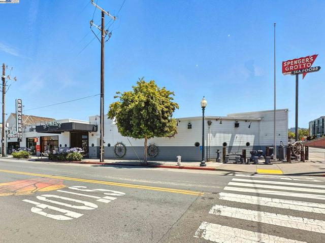 2238 7Th, Berkeley CA: https://media.crmls.org/mediaz/43c20258-b8aa-4bd6-8bb3-2a007ed30dc7.jpg