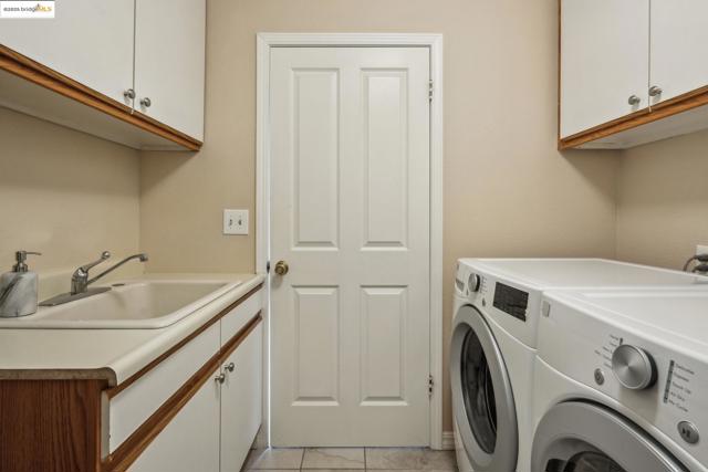 1037 Silverhill Dr, Lafayette CA: https://media.crmls.org/mediaz/43c3454e-0e7f-4493-9e20-cba1185f4de8.jpg
