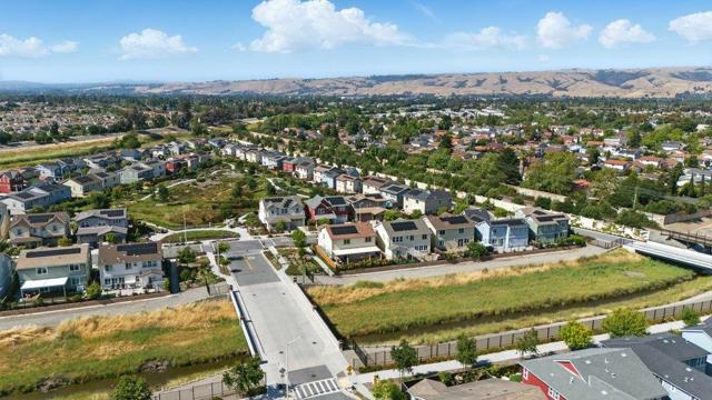 33831 Farmhouse Street, Fremont CA: https://media.crmls.org/mediaz/43c3d57c-1bbd-43c2-ad02-177c2ea44b81.jpg