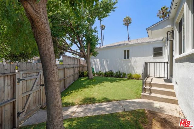 701 Oxford Avenue, Marina del Rey CA: https://media.crmls.org/mediaz/43c46407-2c42-4a80-be2d-db3feed2c950.jpg