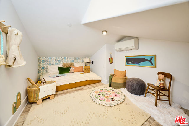 2121 Virginia Avenue, Santa Monica CA: https://media.crmls.org/mediaz/43c4a0b8-84f1-4262-88dd-f10223235e90.jpg