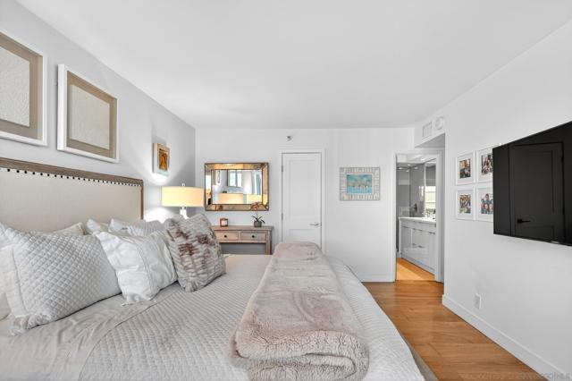1810 Avenida Del Mundo, Coronado CA: https://media.crmls.org/mediaz/43c5ccdf-fb3e-4963-ab8e-968db75f363f.jpg