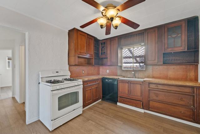 10 Emme Street, Freedom CA: https://media.crmls.org/mediaz/43c6cef9-fbe1-4824-a399-6e67b4b67bdb.jpg