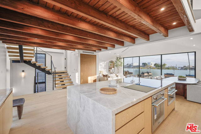 2530 Beverley Avenue, Santa Monica CA: https://media.crmls.org/mediaz/43c6d7b0-2b94-4b7e-88f4-829f34dccf69.jpg