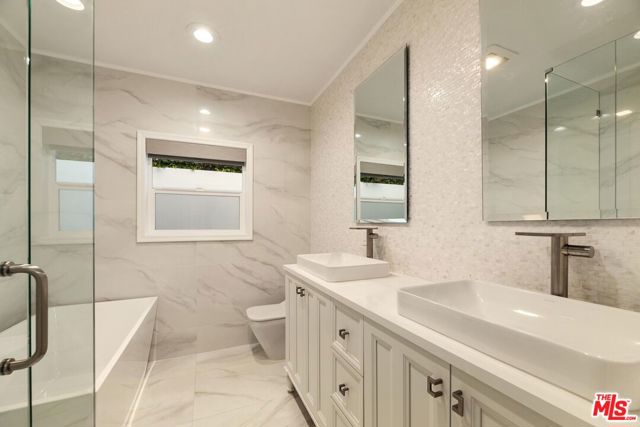 324 15th Street, Santa Monica CA: https://media.crmls.org/mediaz/43c7e3ab-cec6-4a7a-990a-5ae7ac901876.jpg