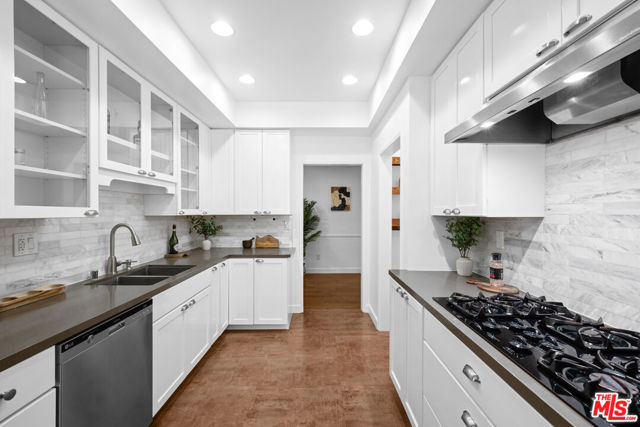 11928 Kiowa Avenue, Los Angeles CA: https://media.crmls.org/mediaz/43c80551-f57d-4969-92ea-097d9c438d16.jpg