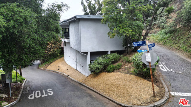 7083 Highcliff Trail, Tujunga CA: https://media.crmls.org/mediaz/43c8094a-3940-4eeb-b72d-5981bc9ec4fc.jpg