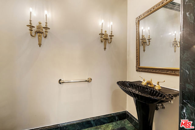 803 N Rexford Drive, Beverly Hills CA: https://media.crmls.org/mediaz/43c84ee5-c130-4f2b-86ae-f1d7a030f829.jpg