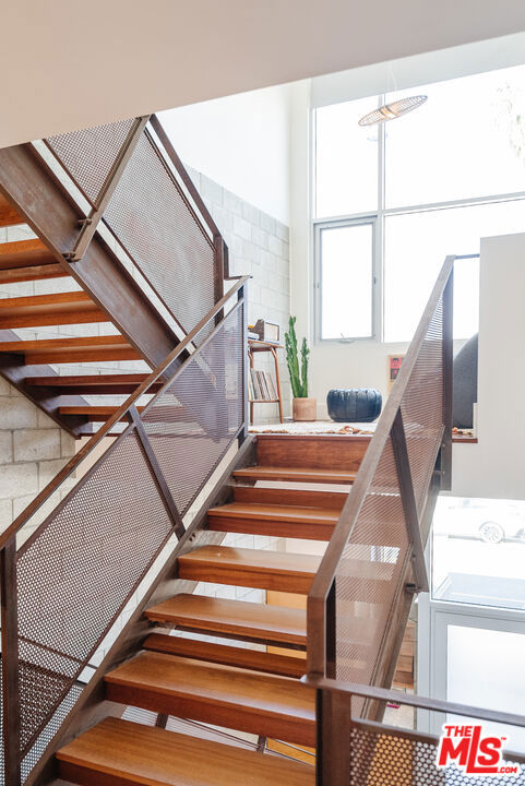 1320 Abbot Kinney Boulevard, Venice CA: https://media.crmls.org/mediaz/43c85d01-3501-4bc7-9cdd-d3895f88696d.jpg