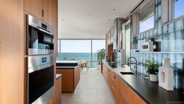 1230 Neptune Ave, Encinitas CA: https://media.crmls.org/mediaz/43c89ba6-14d0-4163-ad7c-ea40c49024a8.jpg