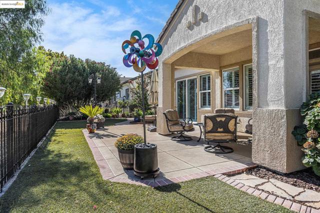 452 Tayberry Ln, Brentwood CA: https://media.crmls.org/mediaz/43c93eb7-5815-4e7d-b6a2-deeeada7e610.jpg