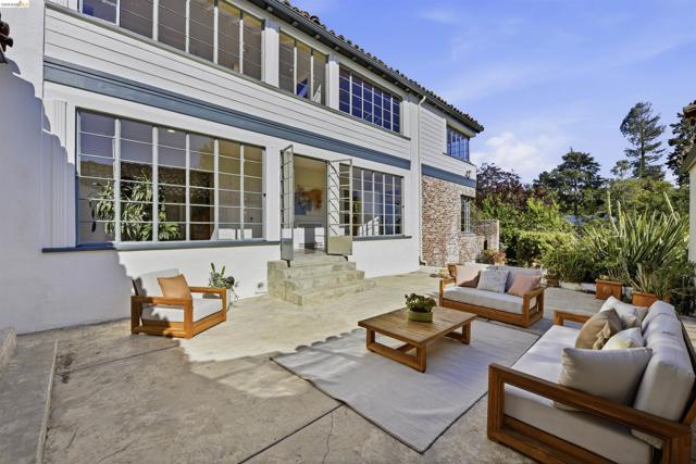 44 Highgate Rd, Kensington CA: https://media.crmls.org/mediaz/43ca1137-5a1f-4b4a-ba44-30b1f2ad962c.jpg