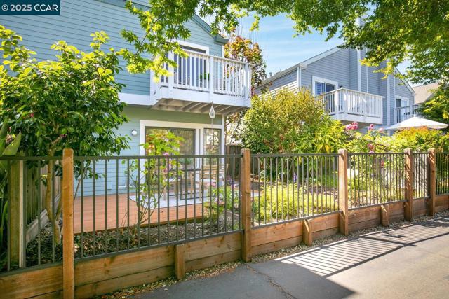 23 Shepardson Ln, Alameda CA: https://media.crmls.org/mediaz/43cb0249-6105-4803-a748-d578ec28f5b9.jpg