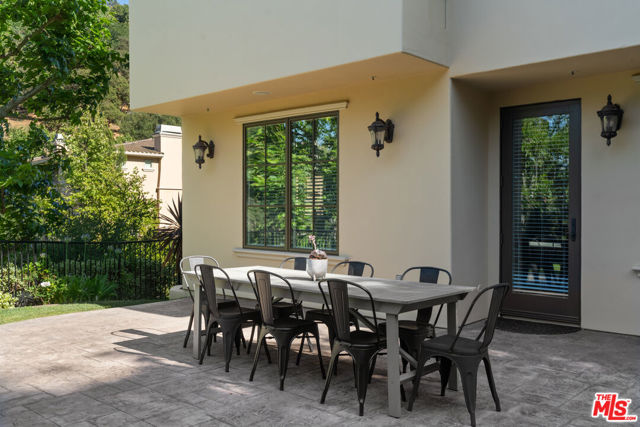 3697 Benedict Canyon Lane, Sherman Oaks CA: https://media.crmls.org/mediaz/43cb3dec-936b-48c2-87d2-497ddae400cf.jpg