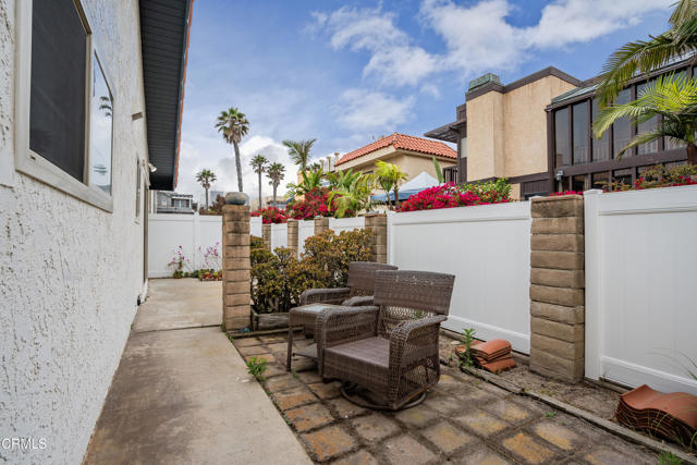 5451 Reef Way, Oxnard CA: https://media.crmls.org/mediaz/43cb5bce-cead-4ea9-8eab-cbbb10a97244.jpg