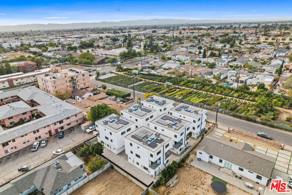 https://media.crmls.org/mediaz/43cdfa51-1323-4886-a397-d21946abed70.jpg?preset=X-Large