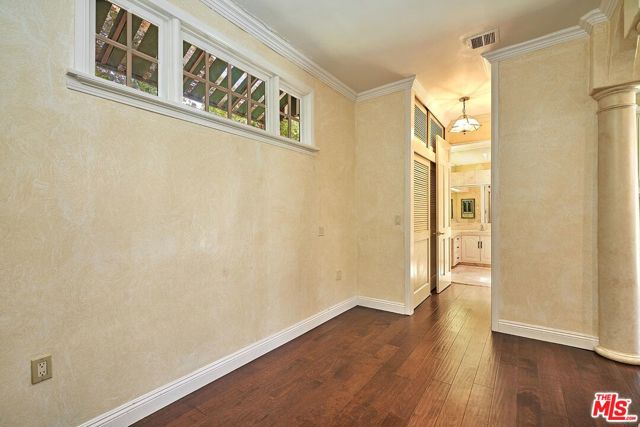 424 N Arden Boulevard, Los Angeles CA: https://media.crmls.org/mediaz/43ce97b6-2cb5-42f3-98b2-a375e7186b4d.jpg