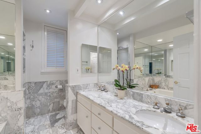 308 N Sycamore Avenue, Los Angeles CA: https://media.crmls.org/mediaz/43cf708b-8dda-47ef-9ddf-d07e2e309892.jpg