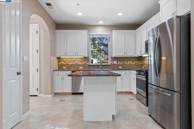 9752 Belladonna Dr, San Ramon CA: https://media.crmls.org/mediaz/43d12168-b8a3-4605-bd70-56a44b8ea17b.jpg