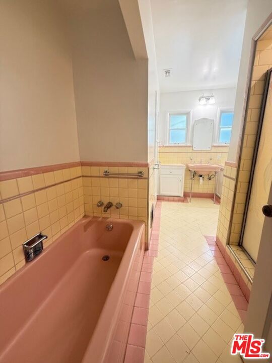 2515 Canyon Drive, Los Angeles CA: https://media.crmls.org/mediaz/43d1230d-ce3c-4f0d-ba23-e3e7571a96c0.jpg