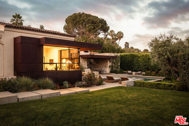976 N Alpine Drive, Beverly Hills CA: https://media.crmls.org/mediaz/43d12df6-24b9-44d3-811a-a15884906d2e.jpg