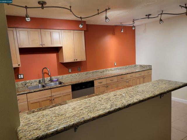 590 El Dorado, Oakland CA: https://media.crmls.org/mediaz/43d23d0b-0e6a-46dc-8805-47eb087edf2a.jpg