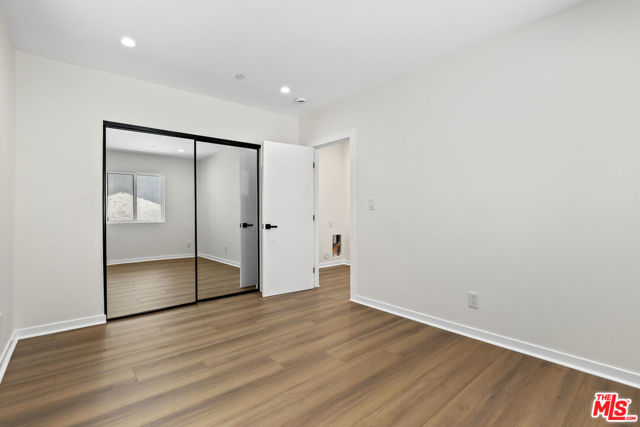 2700 S Palm Grove Avenue, Los Angeles CA: https://media.crmls.org/mediaz/43d271b8-cea3-4cf6-a689-75a2e512fca5.jpg