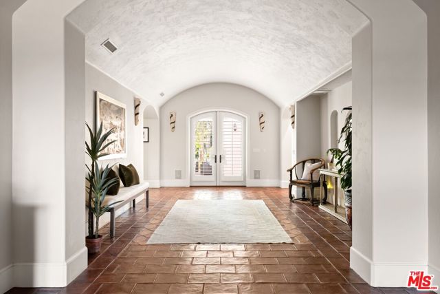 13845 Magnolia Boulevard, Sherman Oaks CA: https://media.crmls.org/mediaz/43d2c7ce-17c3-4597-8299-92387763cf00.jpg