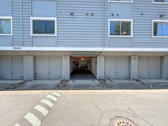 29629 Mountain Oak Court, Hayward CA: https://media.crmls.org/mediaz/43d2f357-e663-49a7-82b2-539f872e8ccf.jpg