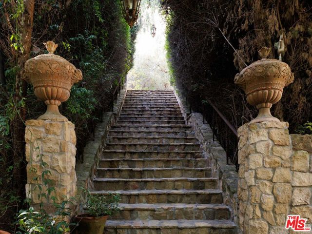 9606 Heather Road, Beverly Hills CA: https://media.crmls.org/mediaz/43d36690-ffce-417d-9042-e77a27487c76.jpg