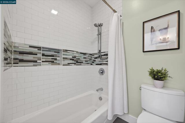 31 Ivy Dr, Orinda CA: https://media.crmls.org/mediaz/43d43d67-8550-4da8-b623-165c1d4d30c3.jpg