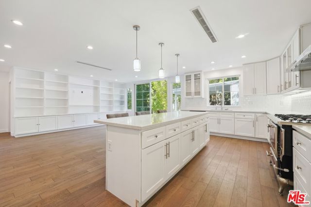 5114 Cedros Avenue, Sherman Oaks CA: https://media.crmls.org/mediaz/43d47dc7-aa0c-419d-9a03-81d1307a2293.jpg