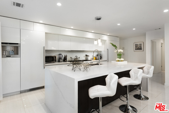 774 N KENTER Avenue, Los Angeles CA: https://media.crmls.org/mediaz/43d4c7a9-bcb5-4e72-ab36-82ec9913bafc.jpg