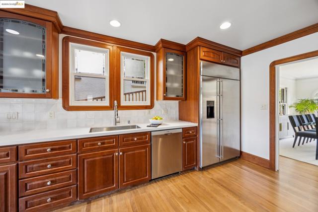 700 Longridge Rd, Oakland CA: https://media.crmls.org/mediaz/43d4e2af-c5e9-450d-849b-3baf1b8ce188.jpg