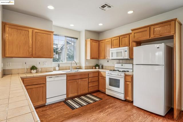 1861 Parkside Dr, Concord CA: https://media.crmls.org/mediaz/43d4f710-a664-4128-892a-96bd78ad0529.jpg