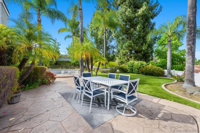 2241 Willowbrook St, Escondido CA: https://media.crmls.org/mediaz/43d52fd1-8ae4-4141-8df7-52c2bcb64ee6.jpg