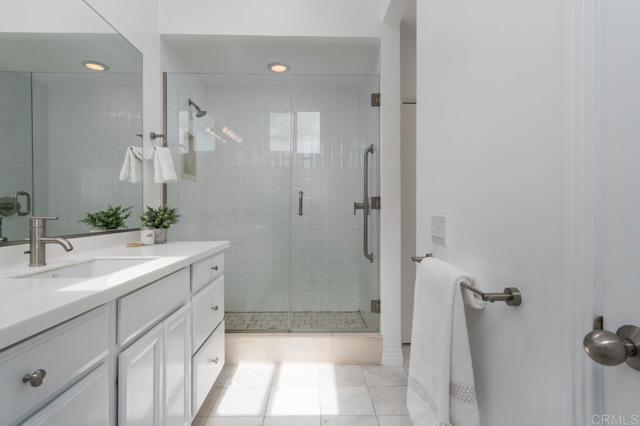 Detail Gallery Image 12 of 21 For 5050 Cahuenga Bld, North Hollywood,  CA 91601 - 3 Beds | 2 Baths