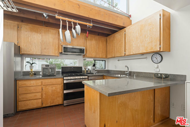 654 PIER Avenue, A photo 5