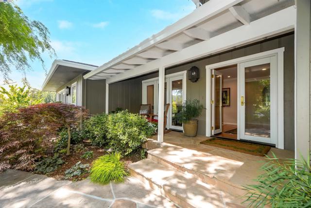 8700 Oak Tree Ln, Castro Valley CA: https://media.crmls.org/mediaz/43d6233f-f92b-4ae9-97dd-088da365047d.jpg