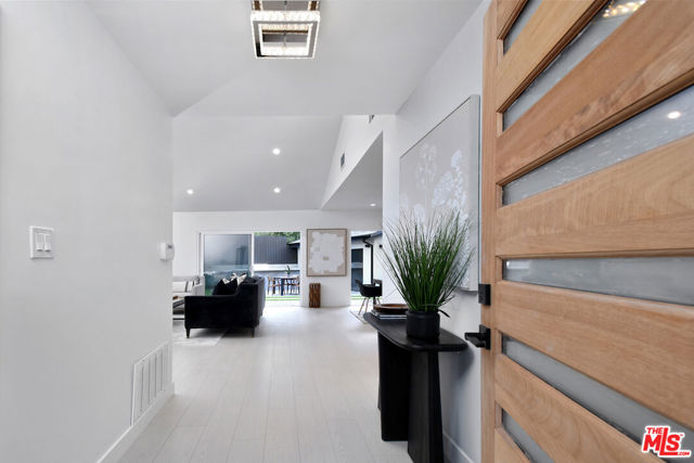 4512 Libbit Avenue, Encino CA: https://media.crmls.org/mediaz/43d631a3-c246-4f20-af08-9432abd956b4.jpg